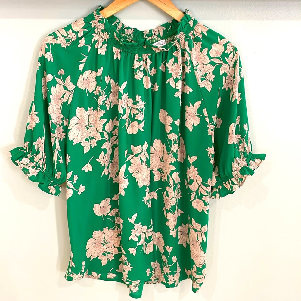 Beautiful blouse. Great for work, and date night. Size L. Excellent condition.